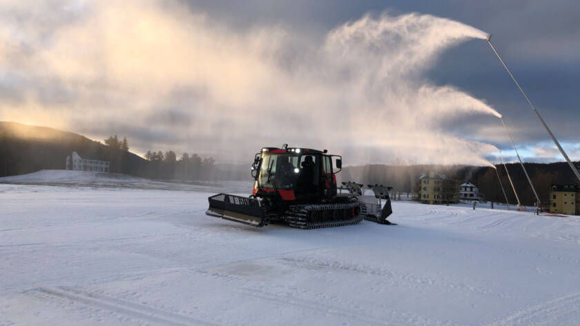 Snow grooming machine