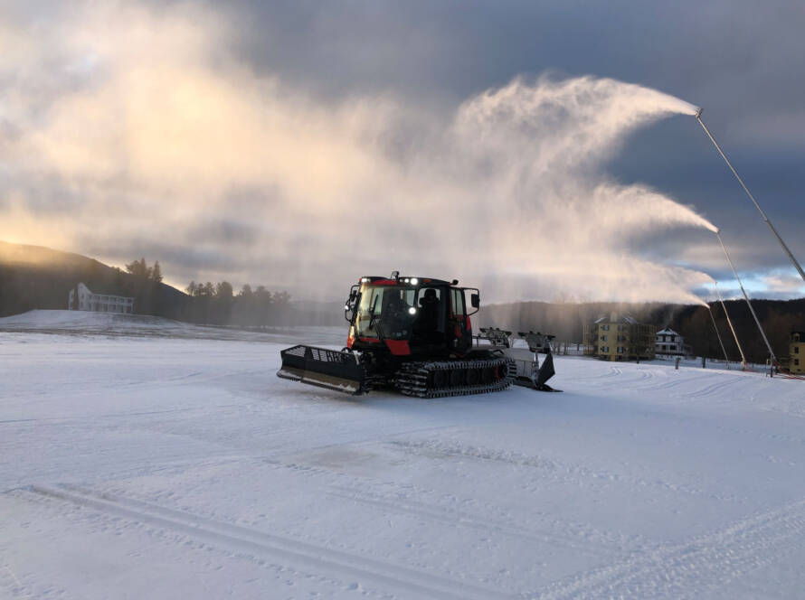 Snow grooming machine