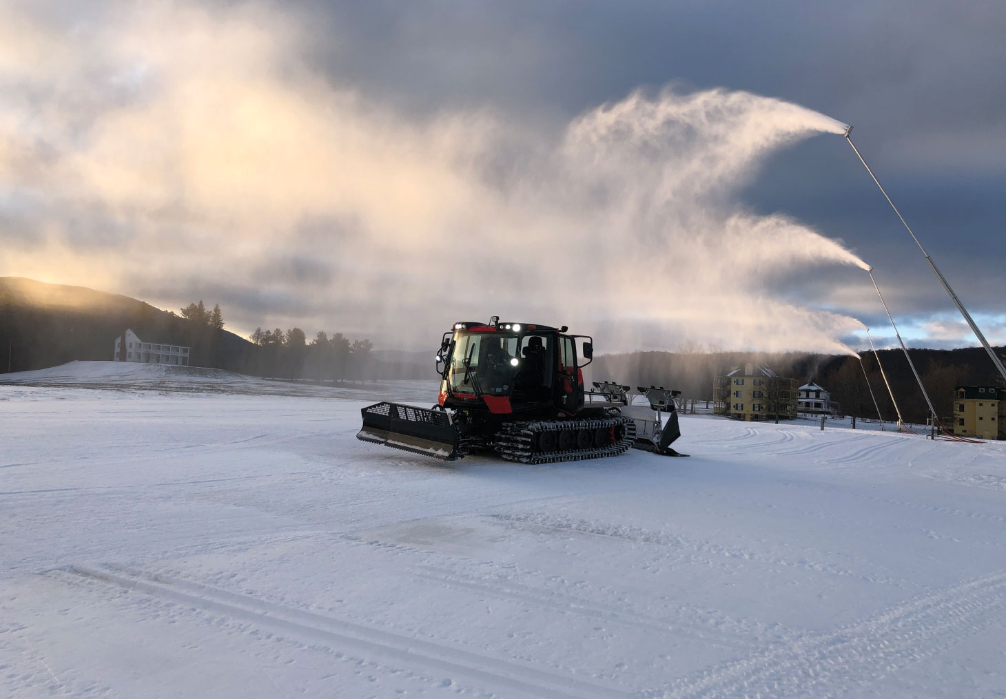 Snow grooming machine