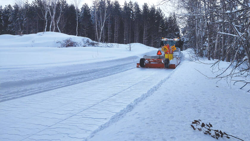 Snow machine grooming trail