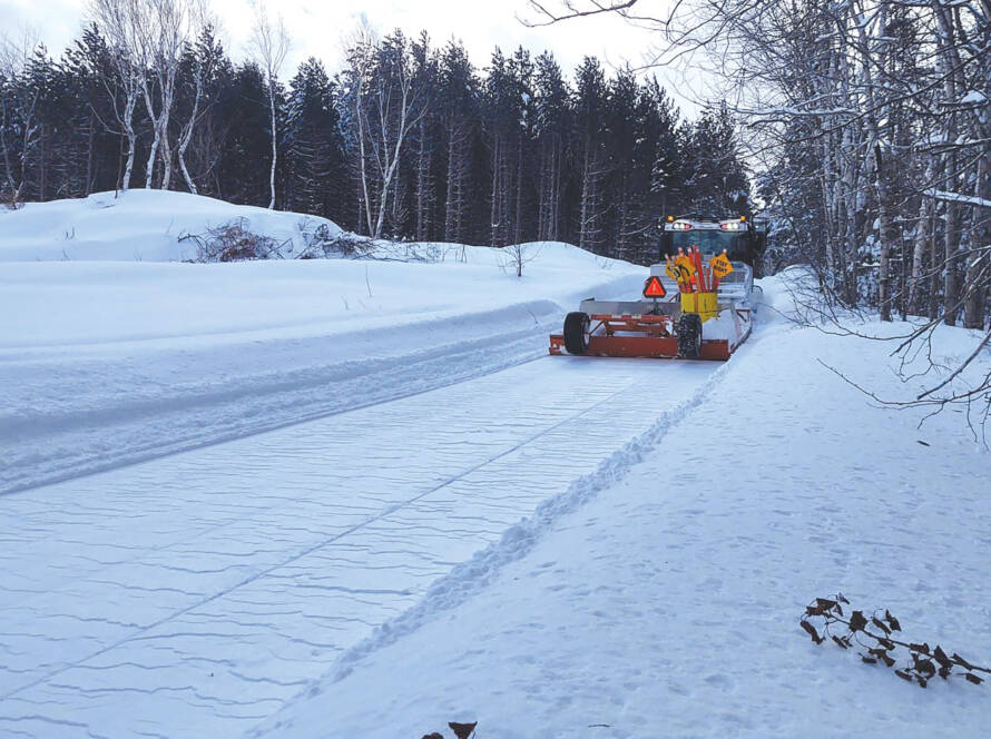 Snow machine grooming trail