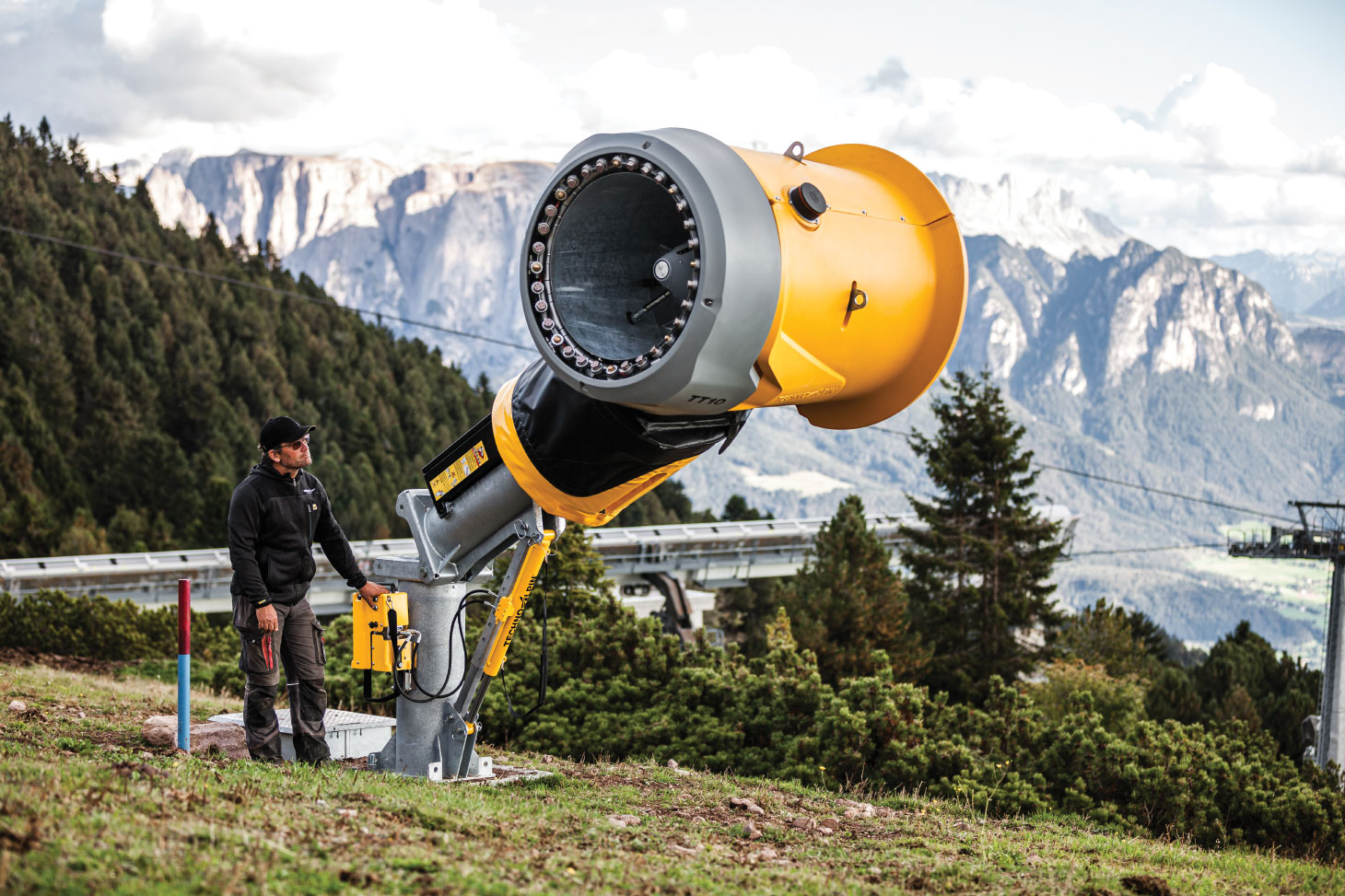 Man operating TechnoAlpin’s TT10 fan gun