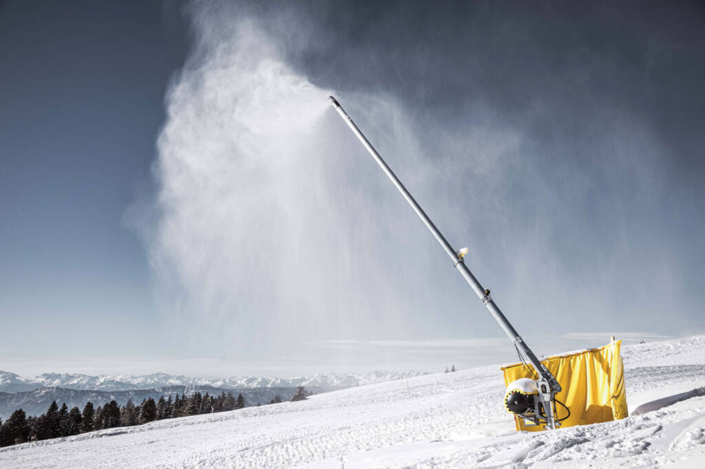 TLx Lance making snow