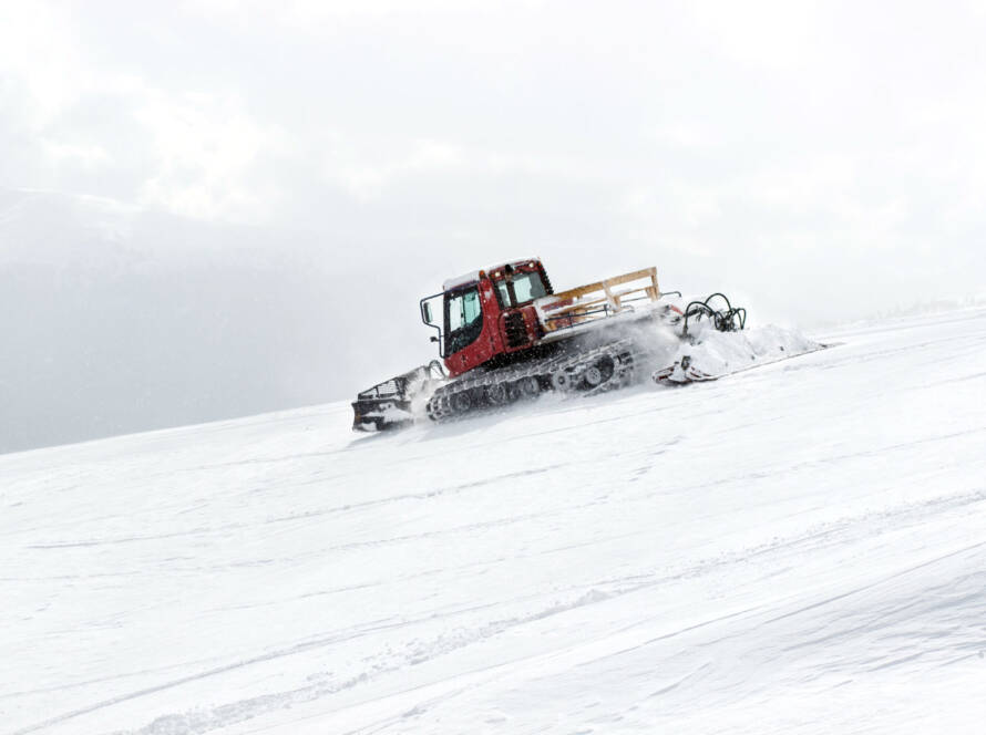 Snow grooming machine