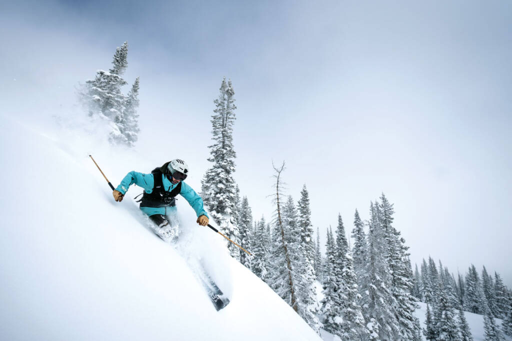 Skier freestyle skiing on mountain.