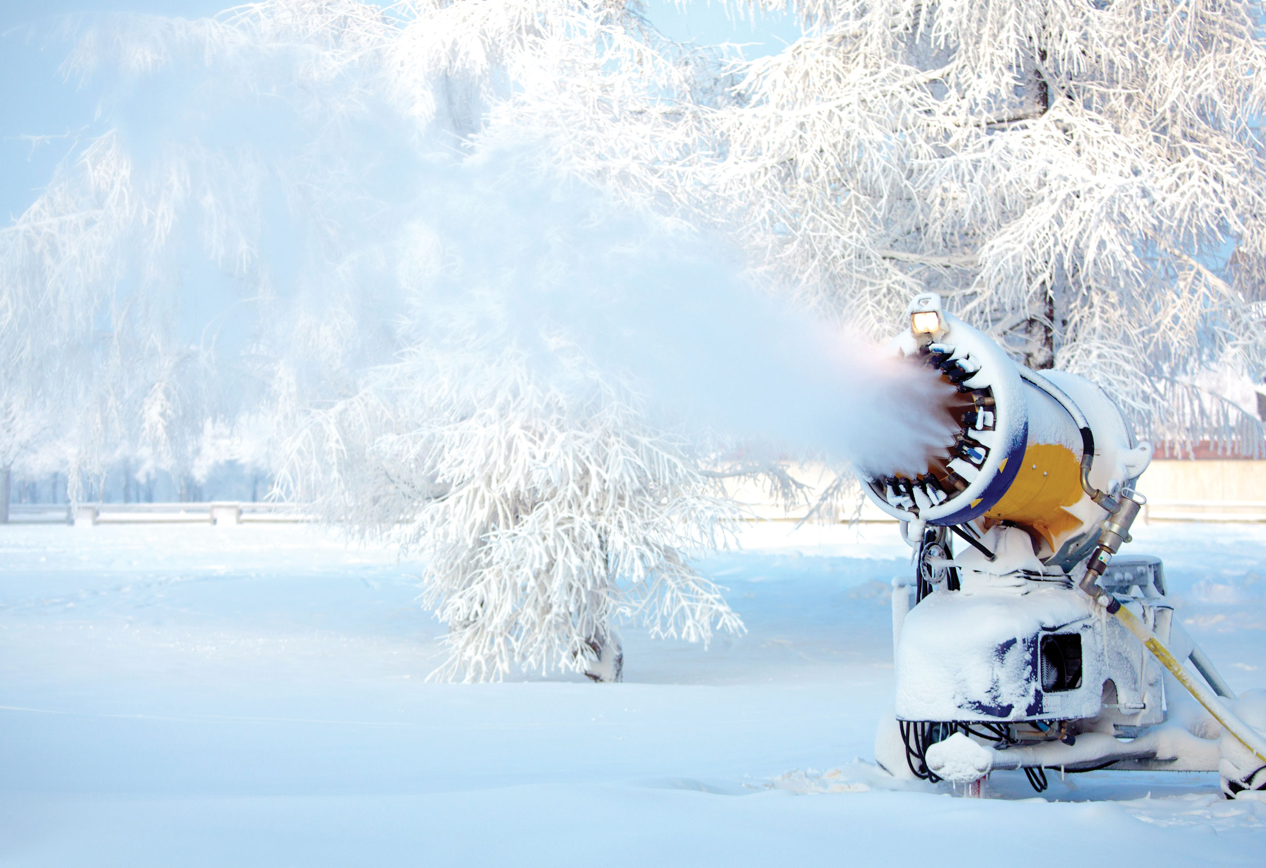 Snowmaking gun shooting snow