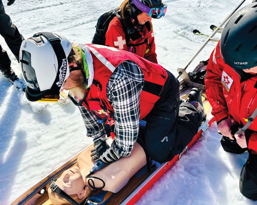 Training CPR on on dummy